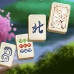 Patru piese de Mahjong cu simboluri distincte plutind în fața unui fundal natural cu un copac înflorit și vegetație