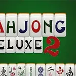 Cărămizi de mahjong aranjate pentru a forma textul MAHJONG DELUXE 2 pe un fundal verde