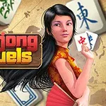 Fată cu păr lung și un evantai în mână, în fața unui fundal cu piese de mahjong și un titlu colorat