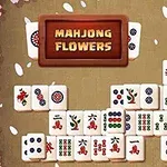Piese de mahjong aranjate pe un fundal decorat cu flori roz și petale albe
