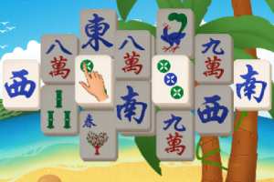 Piese de mahjong aranjate pe o plajă tropicală, cu un palmier și oceanul în fundal