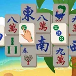 Piese de mahjong aranjate pe o plajă tropicală, cu un palmier și oceanul în fundal