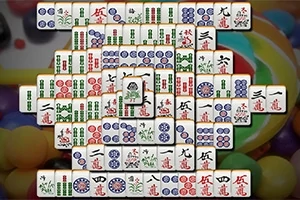 Aranjament de piese Mahjong colorate, așezate într-un model complex