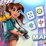 O tânără aventurieră cu o cameră foto în mână stă în fața unui fundal urban cu plăcuțe colorate și textul Mahjong Story