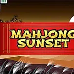Text galben „MAHJONG SUNSET” pe un fundal de apus, cu munți și iarbă în prim-plan