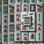 Piese albe dreptunghiulare cu simboluri și caractere chinezești în culori roșii și verzi, aranjate într-un model stratificat