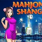 Femeie în rochie mov și piese de Mahjong pe fundalul orașului luminat noaptea
