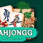 Două piese de Mahjong ilustrate cu un caracter chinezesc și o pasăre, înconjurate de flori și frunze, cu textul Mahjongg Solitaire dedesubt