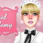 O tânără cu păr blond îmbrăcată în uniformă de menajeră este plasată lângă un panou roz cu inscripția „Maid Academy”