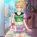 Tânără cu păr blond și ochelari, purtând ținută colorată, plimbându-se pe o stradă urbană animată