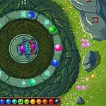 Imaginea prezintă o scenă circulară cu un scarabeu colorat în centru, înconjurat de bile colorate și simboluri pe un fundal verde cu detalii florale și pietre