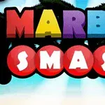 Text colorat MARBLE SMASH pe un fundal cu cer senin și copaci
