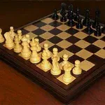 Set de șah cu piese albe și negre aranjate pe tabla de joc