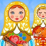 Două păpuși Matrioșka viu colorate, una ținând o pisică portocalie și cealaltă un instrument muzical, pe un fundal albastru