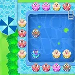 Bile colorate cu fețe zâmbitoare dispuse în jurul unei piscine albastre, cu o umbrelă și verdeață în colțul imaginii