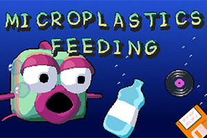 Personaj animat subacvatic cu ochi mari, înconjurat de obiecte precum o sticlă de plastic și un disc de vinil, pe fundal albastru cu text Microplastics Feeding