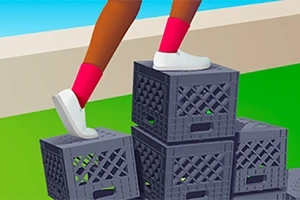 Persoană care urcă pe o structură din lăzi de plastic negre așezate una peste alta
