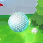 Minge de golf strălucitoare aproape de gaură pe un teren verde cu un steag roșu și copaci în fundal