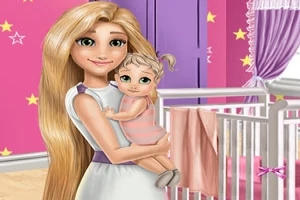 Femeie cu păr lung și blond ținând în brațe un copil mic, într-o cameră decorată cu stele și o pătuț alb