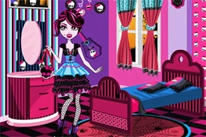 O fată cu păr mov într-o cameră decorată vesel, cu mobilier roz și albastru, perdele turcoaz și elemente de design cu cranii