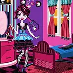 O fată cu păr mov într-o cameră decorată vesel, cu mobilier roz și albastru, perdele turcoaz și elemente de design cu cranii