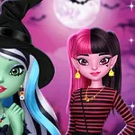 Două personaje fantastice cu machiaj de Halloween, purtând ținute tematice, pe un fundal cu lună plină și decor nocturn