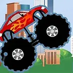 Mașină roșie cu flăcări și roți mari, zburând prin aer în fața unui fundal urban