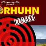 O imagine cu text galben „Moorhuhn Remake”, o țintă roșie cu negru și un pui desenat, pe un fundal de câmp și cer albastru