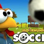 Un pui animat îmbrăcat sportiv, lângă o minge de fotbal, pe un teren verde cu structuri din lemn în fundal, și cu textul Soccer vizibil