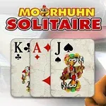 Personaj de desen animat în formă de pui lângă cărți de joc Rege, As și Valet, ilustrând un joc de solitaire