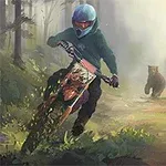 Un motociclist merge cu viteză printr-o pădure, fiind urmărit de un urs
