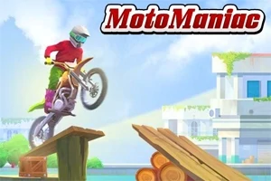 Un motociclist în echipament colorat efectuează un salt pe o rampă improvizată din lemne, cu un fundal urban luminos
