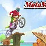 Un motociclist în echipament colorat efectuează un salt pe o rampă improvizată din lemne, cu un fundal urban luminos