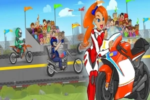 O femeie în costum de motociclist și două persoane pe motociclete pe o pistă de curse, cu spectatori în fundal