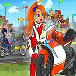 O femeie în costum de motociclist și două persoane pe motociclete pe o pistă de curse, cu spectatori în fundal