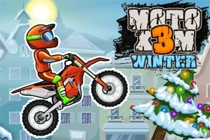 Motociclist îmbrăcat în echipament portocaliu, călărind o motocicletă de cross într-un peisaj de iarnă cu un brad împodobit și soarele pe fundal