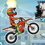 Motociclist îmbrăcat în echipament portocaliu, călărind o motocicletă de cross într-un peisaj de iarnă cu un brad împodobit și soarele pe fundal