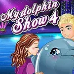 Un delfin în apă alături de o femeie și un bărbat îmbrăcați în costume de scafandru, pe un fundal nocturn cu lumini și clădiri