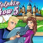 Un bărbat și o femeie zâmbesc lângă un delfin, având un castel și un parc de distracții pe fundal