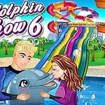 Un dresor și o femeie îmbrățișează un delfin lângă un tobogan de apă colorat, înconjurați de palmieri și decor acvatic