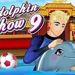 Bărbat cu un delfin și femeie în piscină, cu mingi colorate și clădiri tradiționale în fundal