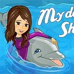 Fată desen animat călărește un delfin în apă, cu un text stilizat My Dolphin Show și o mingiucă colorată