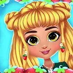 Tânără cu păr blond și ochi mari, purtând cercei de căpșuni, zâmbește și face semnul de pace, înconjurată de un cadru cu căpșuni