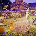 Grădină cu o statuie de copil, obiecte decorative și vegetație diversă, cu o clădire din piatră în fundal