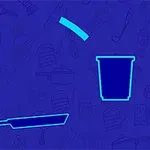 O tigaie albastră și un pahar pe fundal albastru cu diverse forme de obiecte de bucătărie