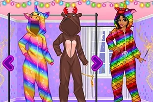 Trei persoane îmbrăcate în costume de pijama colorate și amuzante, inclusiv un unicorn, un ren și un dragon curcubeu, într-o cameră decorată festiv