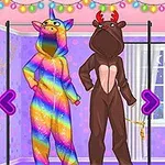 Trei persoane îmbrăcate în costume de pijama colorate și amuzante, inclusiv un unicorn, un ren și un dragon curcubeu, într-o cameră decorată festiv