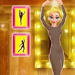 O tânără dansatoare blondă în costum mulat pozează în fața unui fundal luminat cu mai multe siluete de balet