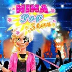 Cântăreață animată pe scenă cu fundal de lumini strălucitoare și mulțime în spatele ei
