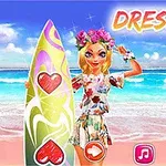 O fată zâmbitoare poartă o coroană de flori și stă lângă o placă de surf colorată, pe o plajă însorită